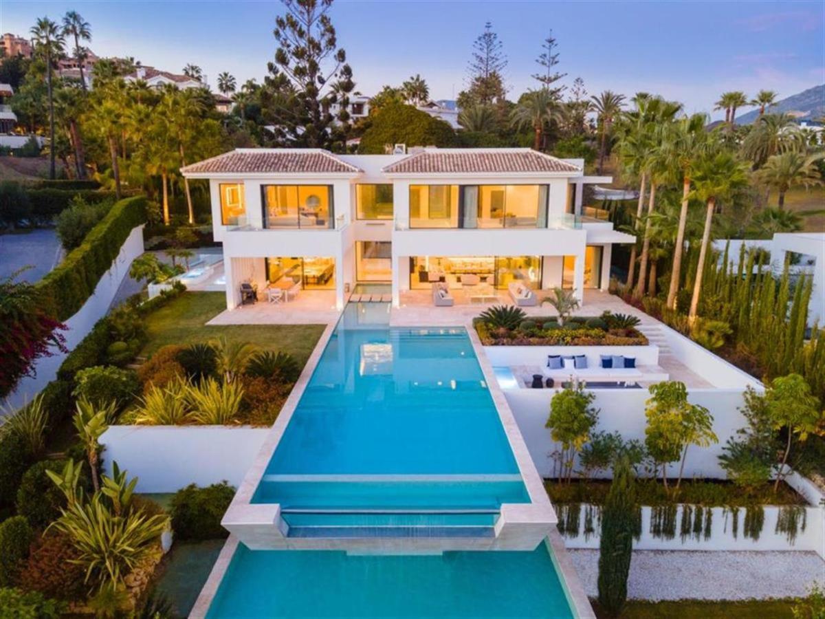 Aurora Villa *